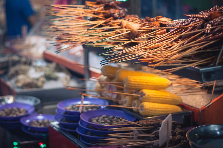 Als je goedkoop wil eten op reis, ga dan voor de lokale street food in Kuala Lumpur.
