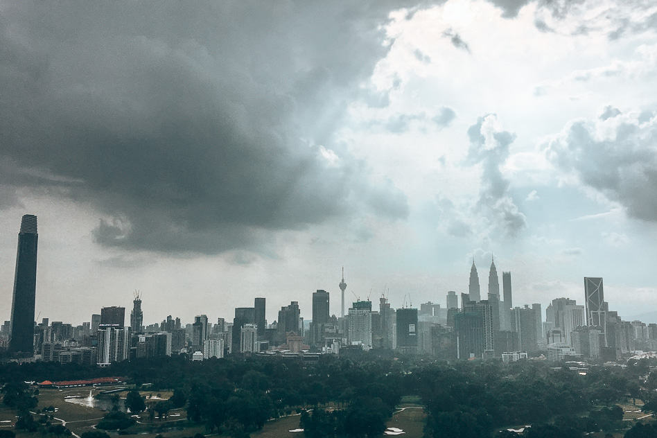 Het moesson seizoen in Kuala Lumpur Maleisië is perfect voor een goedkope gezinsvakantie.