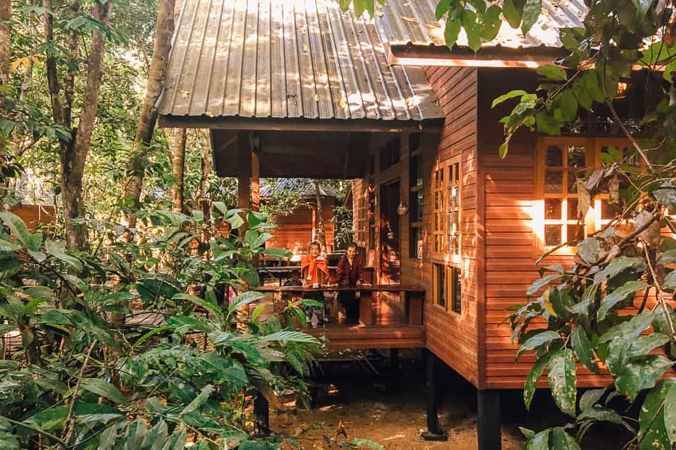 Bij onze bungalow in ons Kinabatangan River Resort