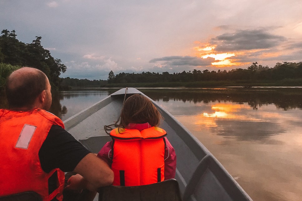 Genieten van de zonsondergang over de Kinabatangan River in Borneo