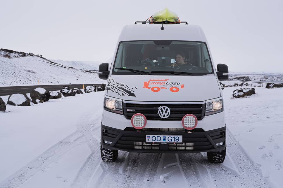 De ringroad rijden in Ijsland tijdens de winter.