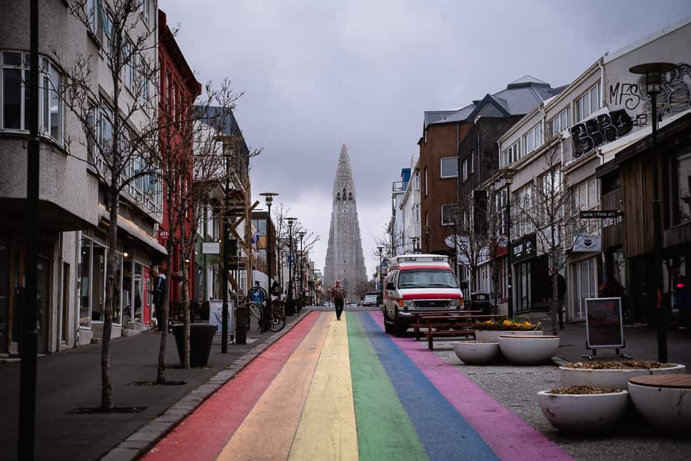 Laugavegur straat Reykjavik regenboog