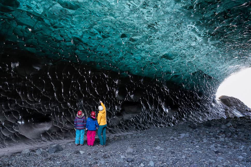 verken een ijsgrot tijdens kamperen in de winter in IJsland