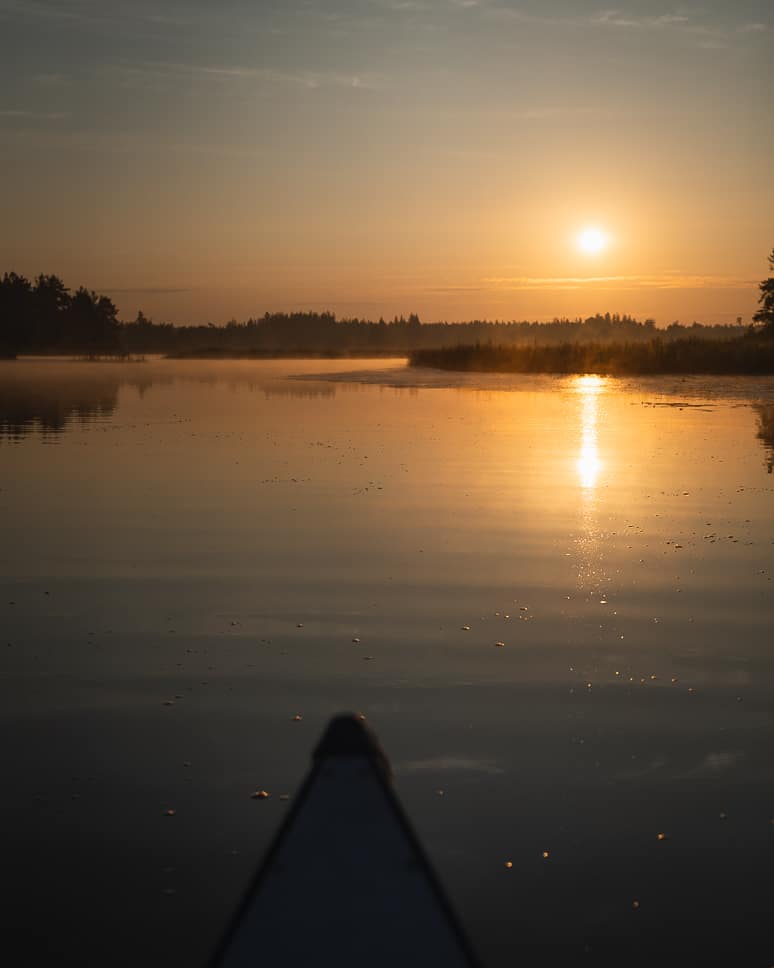 Sunrise canoe trip Zweden 