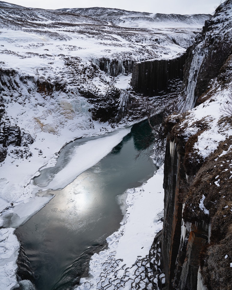 Studlagil canyon met basalt kolommen in de winter in Oost IJsland