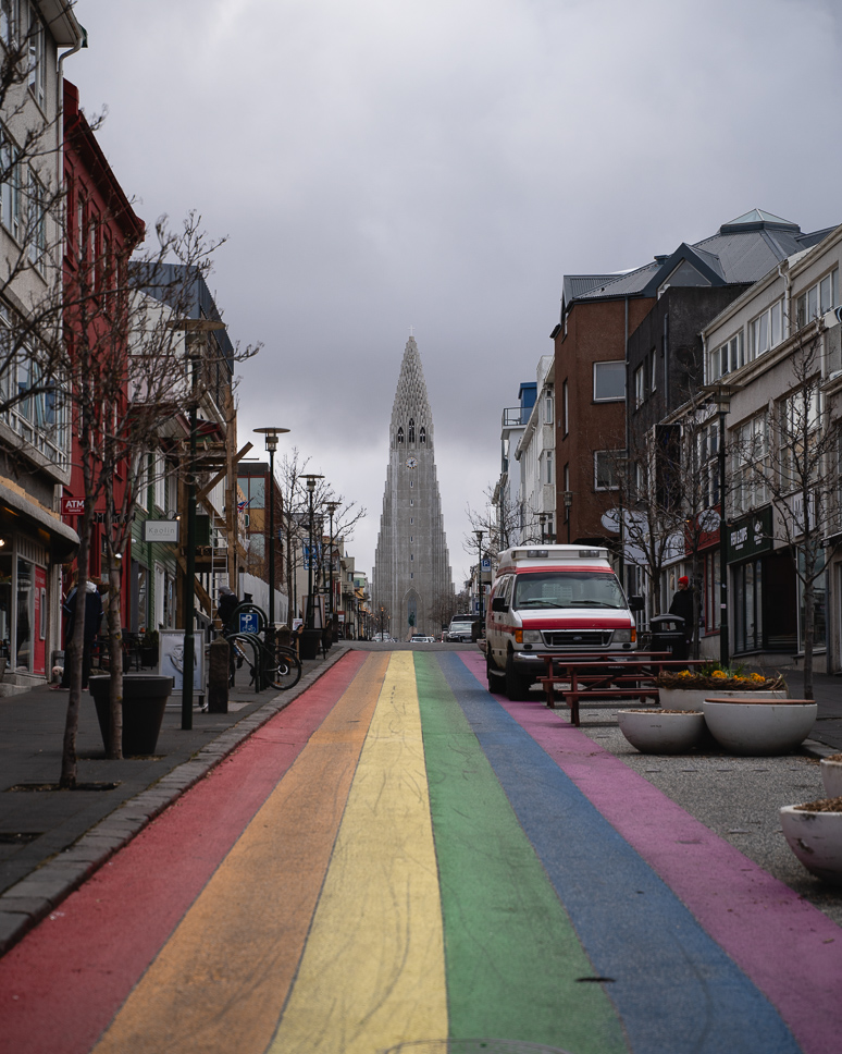 Skólavörðustígur Rainbow Street
met Hallgrímskirkja Kerk in Reykjavik in IJsland