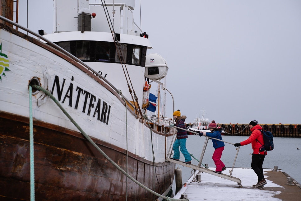 Familie gaat aan boord van een tour om walvissen te spotten in IJsland in April