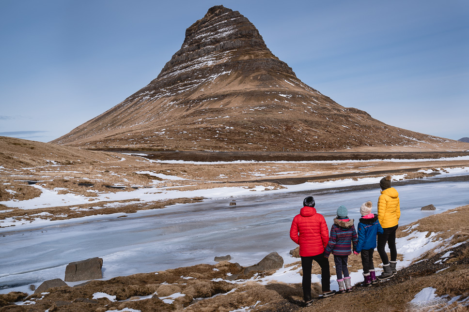 Gezin kijkend naar de Kirkjufell berg in IJsland