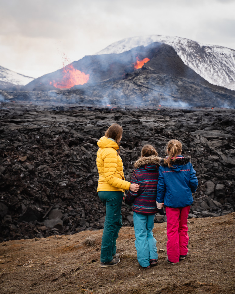 Gezin kijkt naar uitbarstende vulkaan in IJsland 