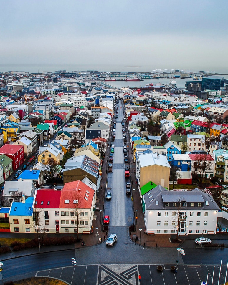 Panoramisch zicht over de kleurrijke huisjes van Reykjavik vanop de Hallgrimskirkja Kerk in IJsland