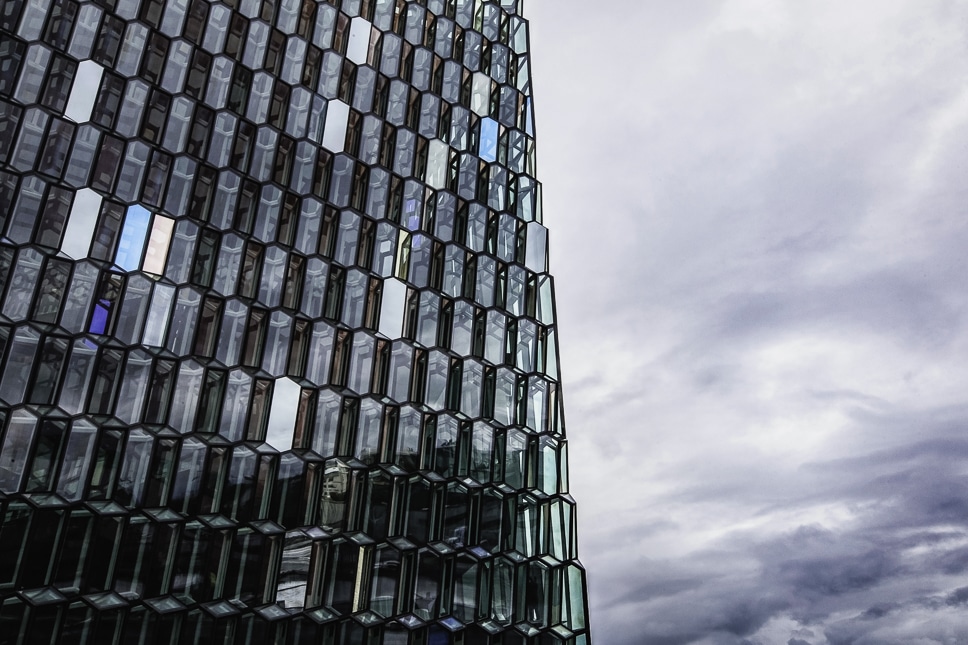 Glazen gevel van Harpa Concert Hall in Reykjavik