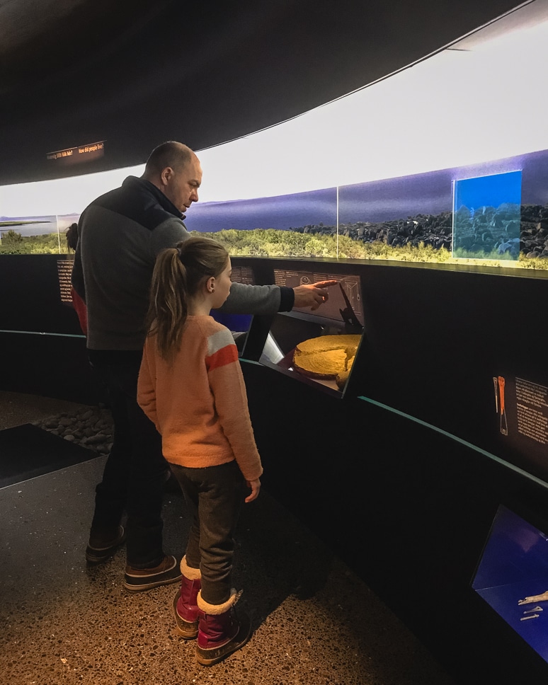 Familie bezoekt museum in Reykjavik over de geschiedenis van IJsland