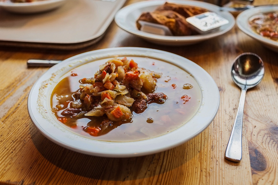 Traditionele Kjötsúpa lamsoep in een restaurant in Reykjavik in IJsland