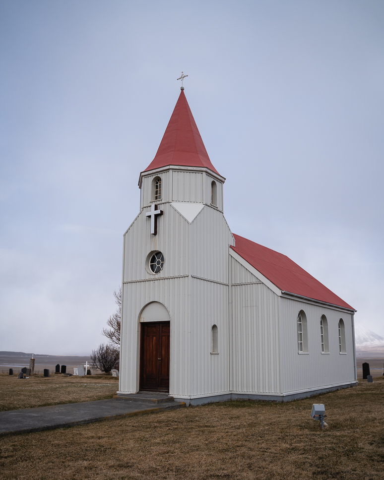 Typisch IJslands kerkje met rood dak in Glaumbær in Noord Ijsland