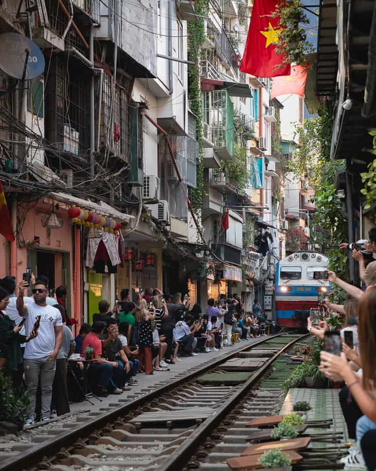 Vietnam bucket list ervaringTrain street in Hanoi Must do