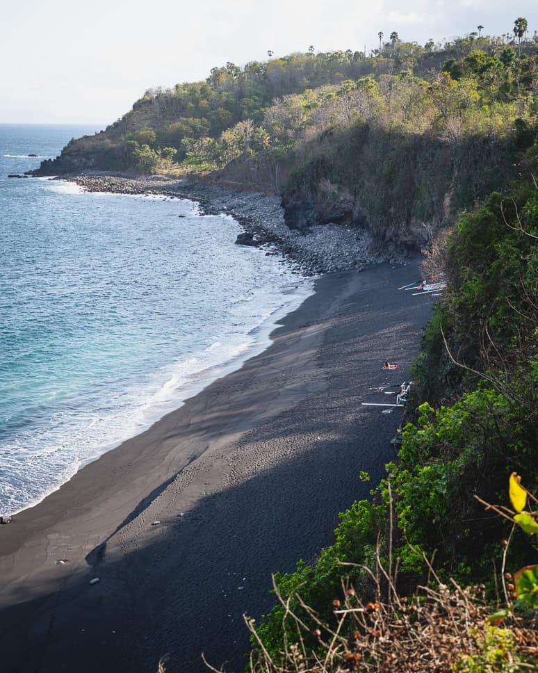 Verlaten zwart strand in Oost Bali wat te doen