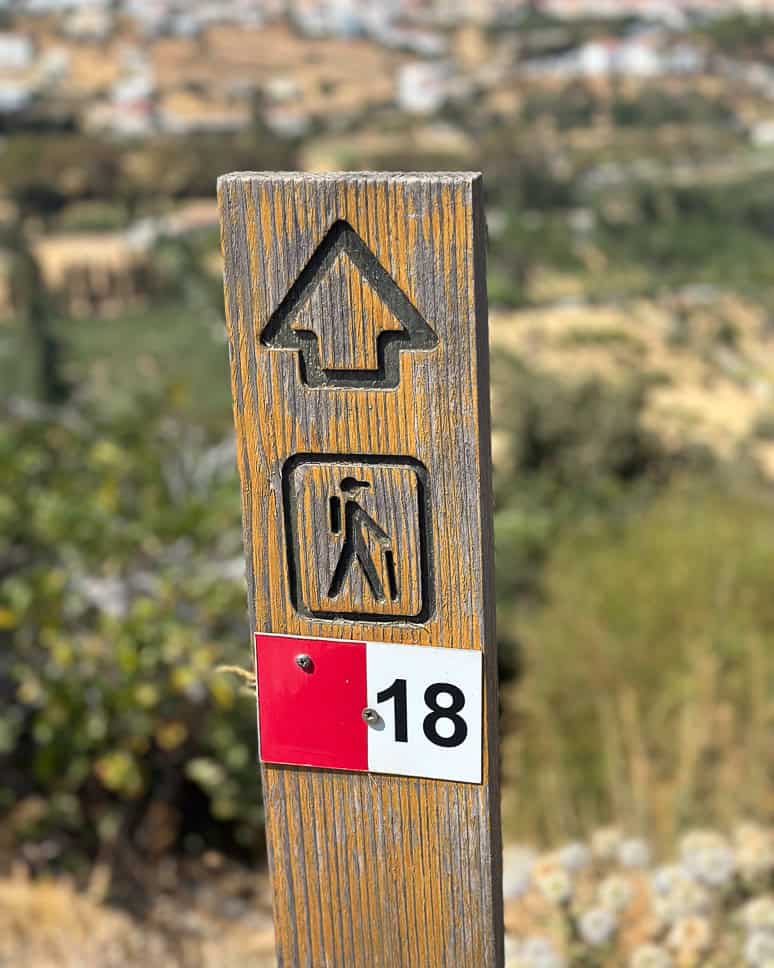 Een van de wegwijzers voor de wandelroutes in Andros