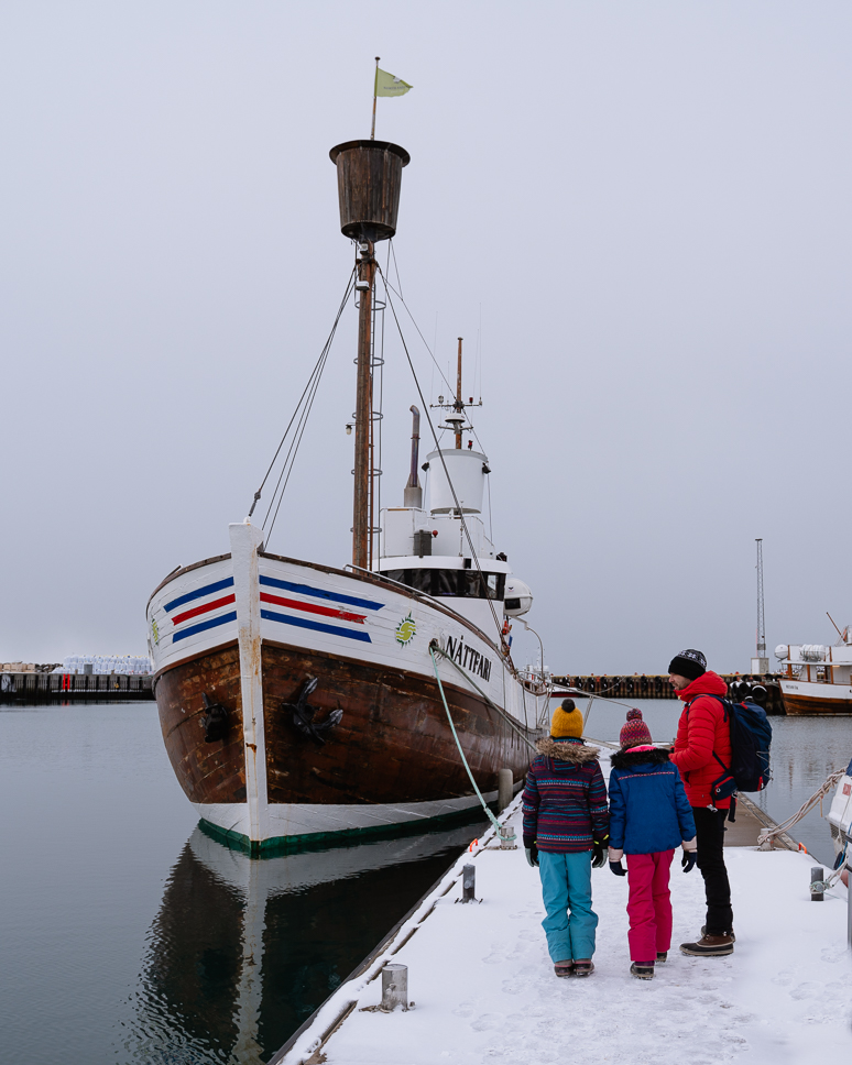 Familie aan de boot van North Sailing in Husavik om walvissen te spotten in IJsland