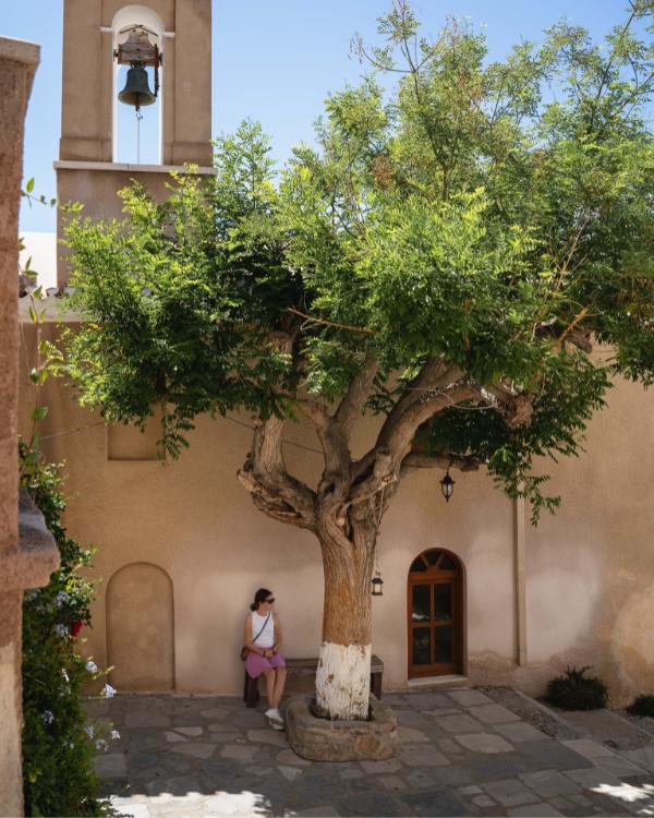 meisje op bank op een plein in Ano Syros