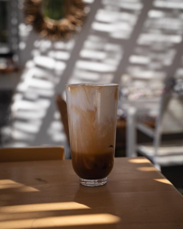 genieten van een fredo capucino in galissas beach