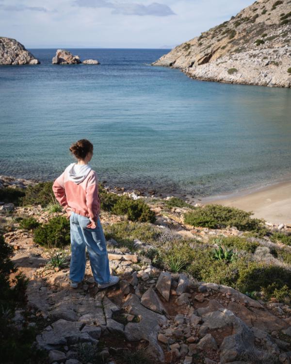 vrouw met zicht op het Barbarossa strand in Syros