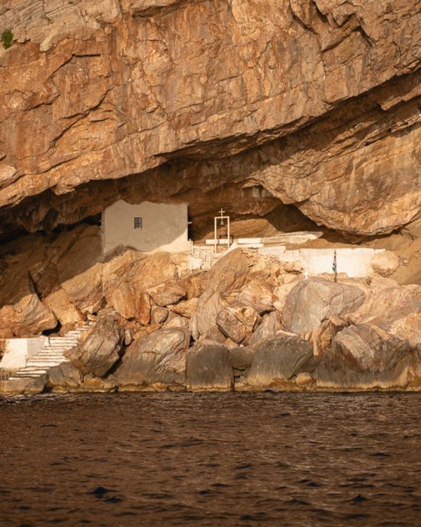 zicht vanop het water op de prachtige rotskapel van Agios Stefanos