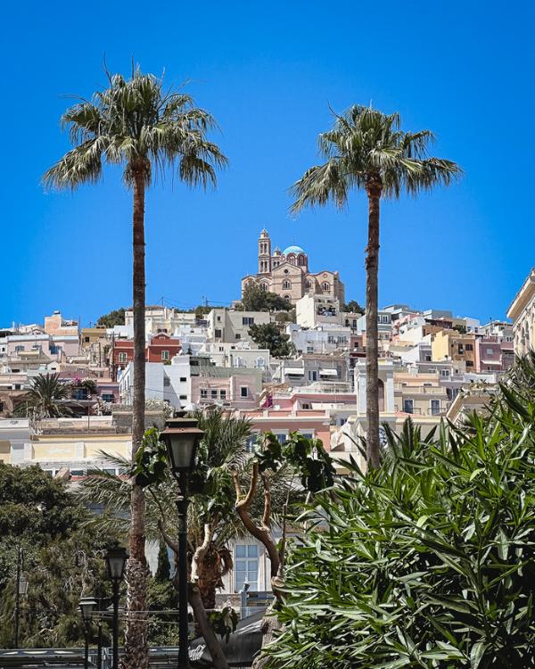 zicht vanuit Ermoupolis op één van de kerken