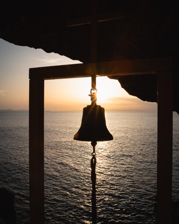 prachtige zonsondergang aan de saint stefanos kapel in Syros