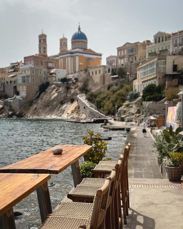 zicht vanuit de Ciel bar aan asteria beach in syros
