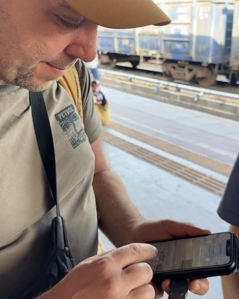 Het gebruik van onze Holafly Connect esimulator voor transport in een treinstation in India.