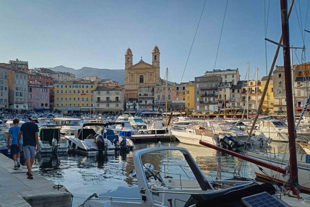 Oude haven van Bastia met kerk en boten in Corsica