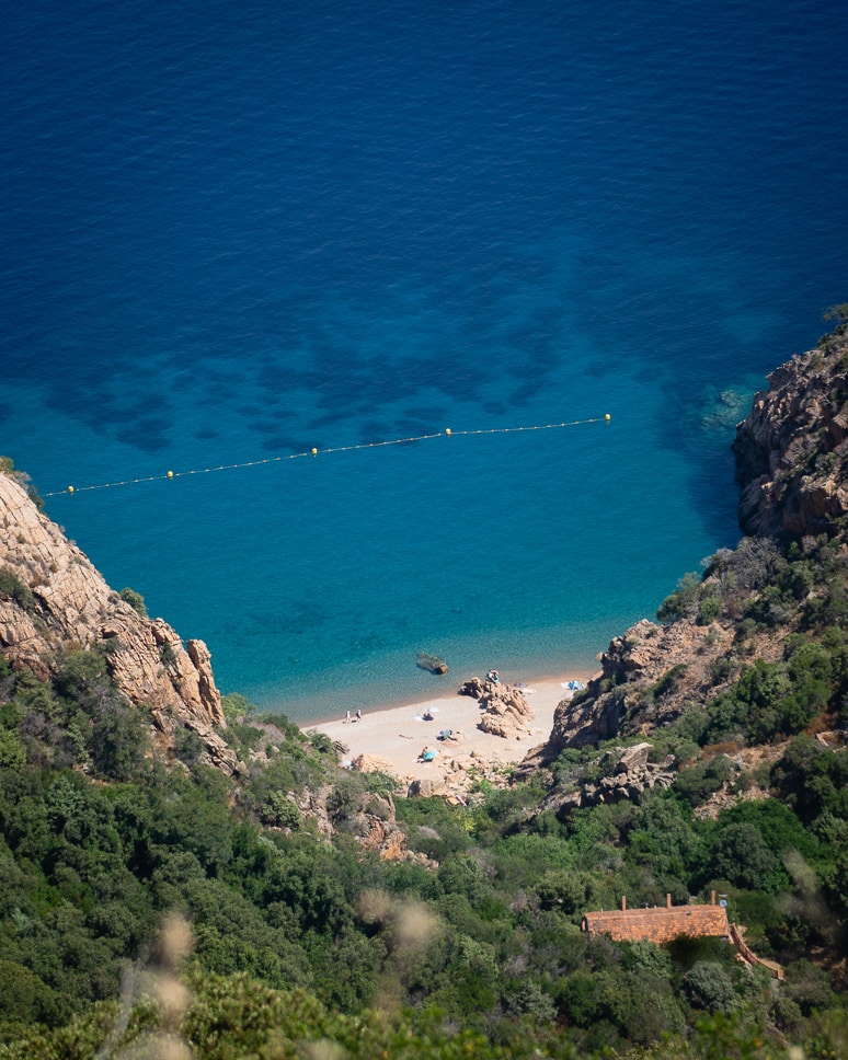 Afgelegen Ficaghjola strand road trip Corsica