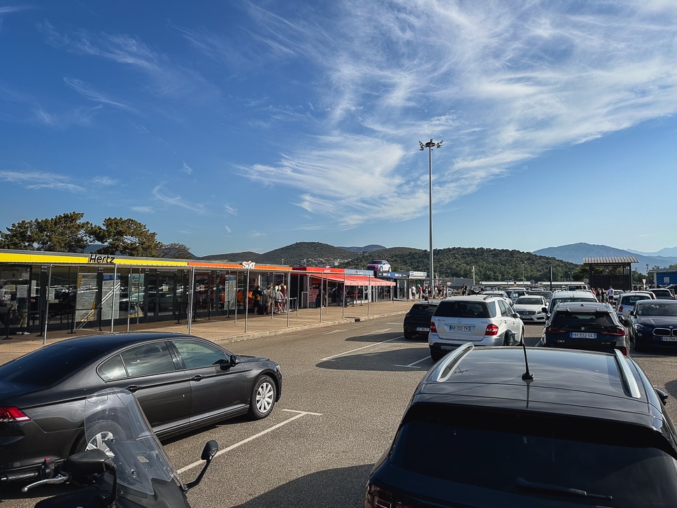 Verhuurkantoren voor autoverhuur op de luchthaven van Ajaccio in Corsica