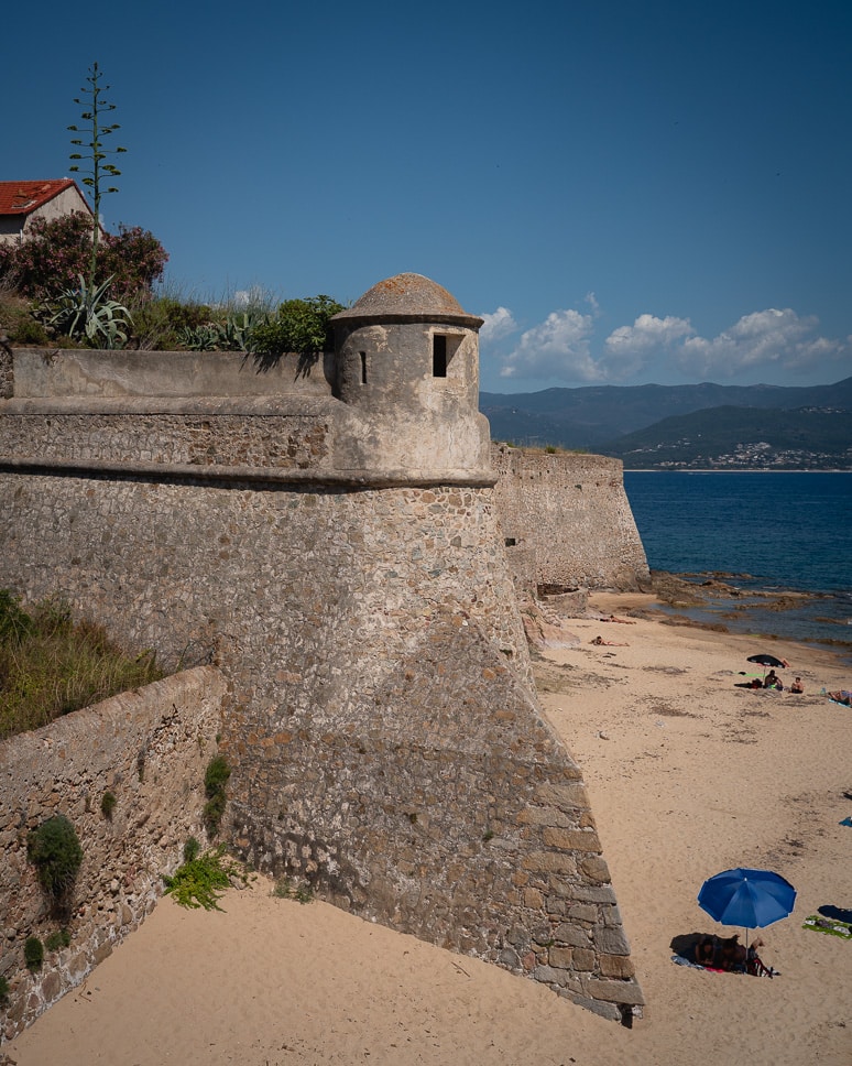 Citadel van Ajaccio aan het Saint-Francois strand in Corsica