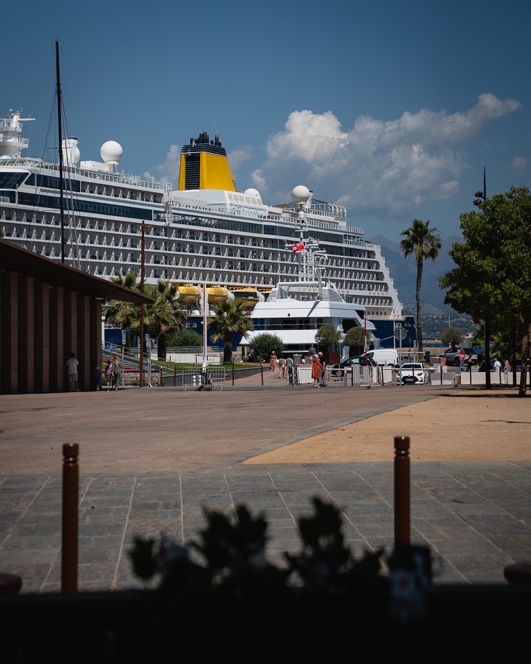 Cruiseschip en ferry in de nieuwe haven in Ajaccio in Corsica
