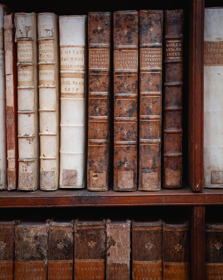 Oude boeken in de stadsbibliotheek aan Palais Fesch in Ajaccio