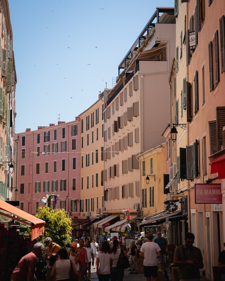 Gekleurde huizen in Rue Cardinal Fesch in Ajaccio in Corsica