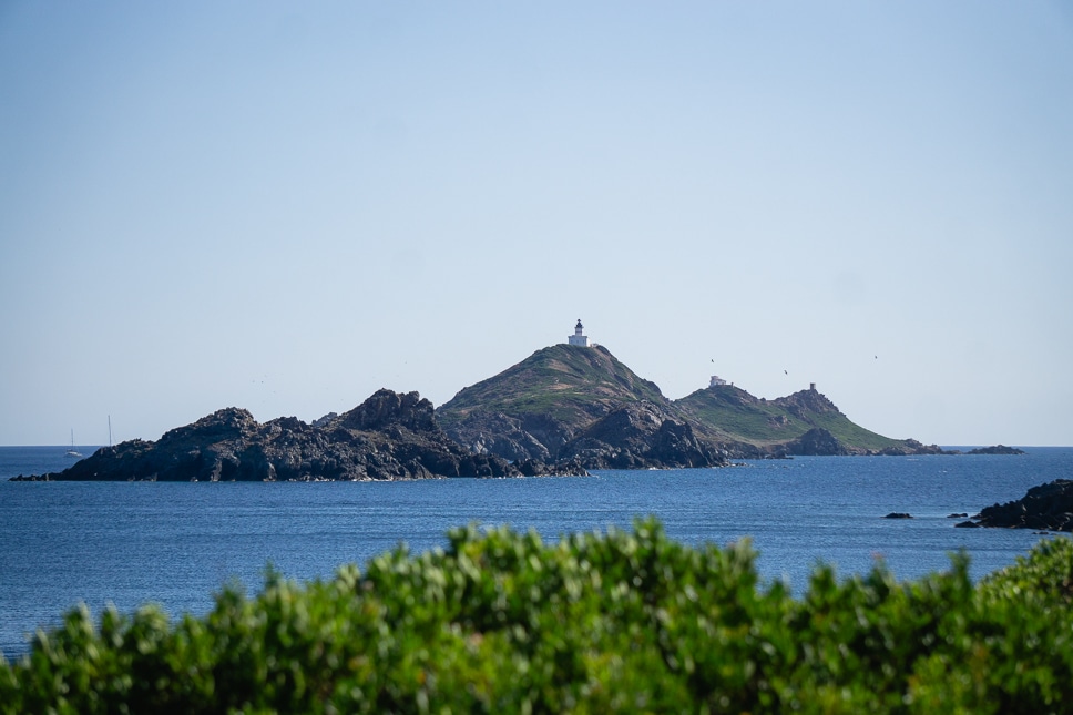 Zicht op Illes Sanguinaires eilanden vanaf Pointe de la Parata nabij Ajaccio